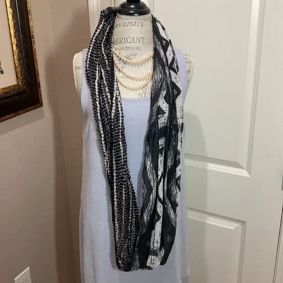 Black & Light Grey, 19” x 33” Aztec Design Scarf, NWT - Picture 5 of 8
